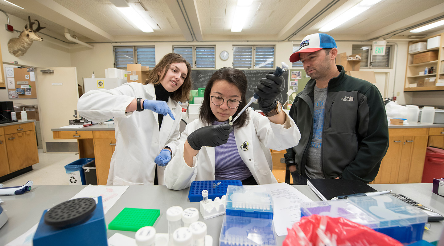 Oxy undergraduate researchers working with bird DNA in the Moore Lab